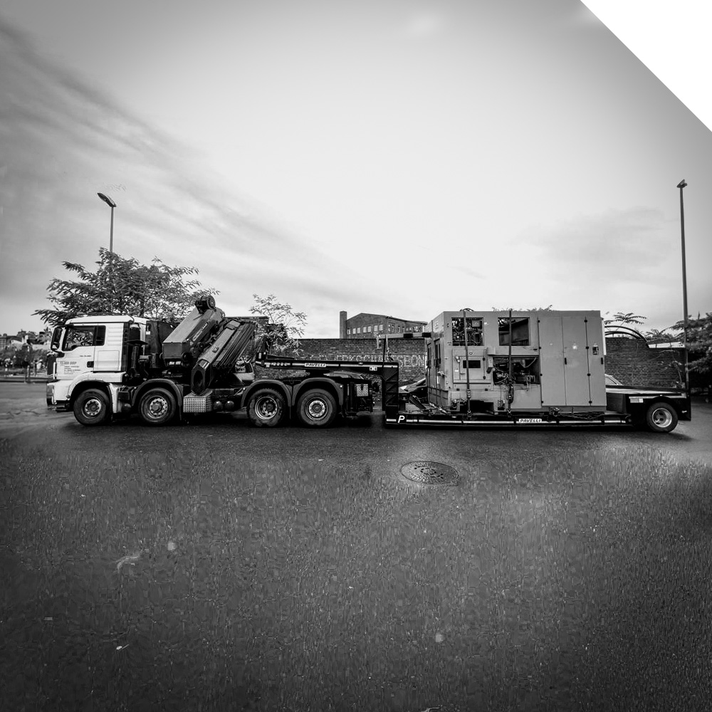 Ein beladener und gesicherter LKW mit LKW-Kran.