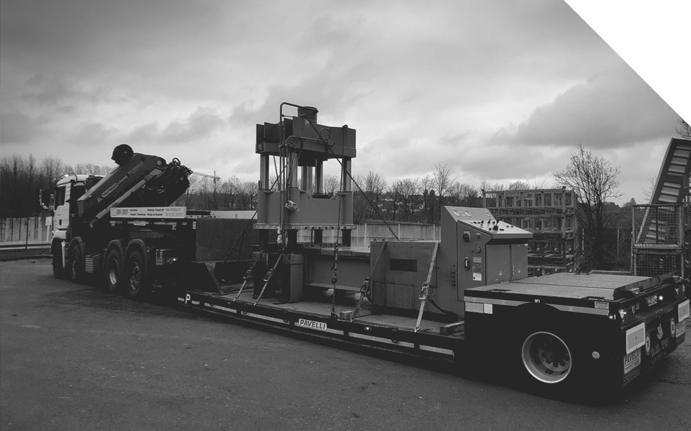 LKW mit Schwerlast beladen und mit Spangurten gesichert.